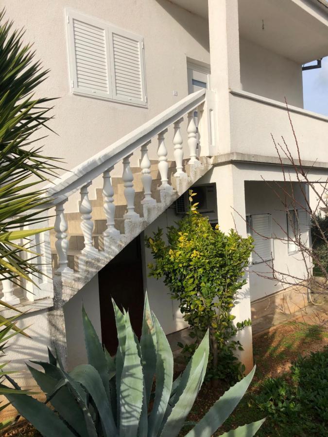 Apartment Raslina Luaran gambar