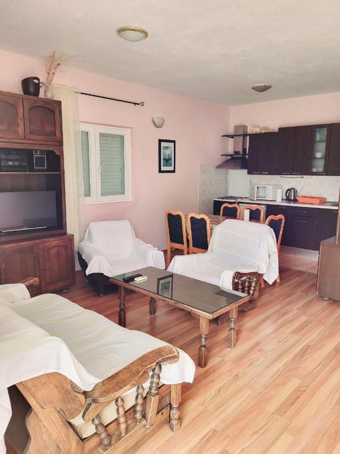 Apartment Raslina Luaran gambar