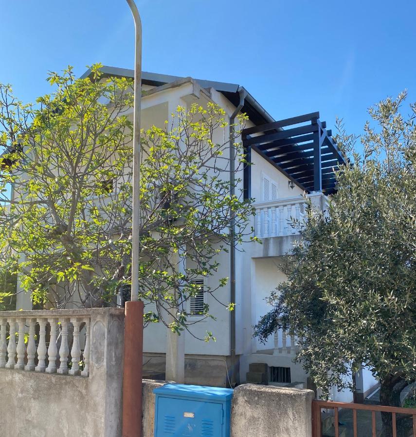Apartment Raslina Luaran gambar